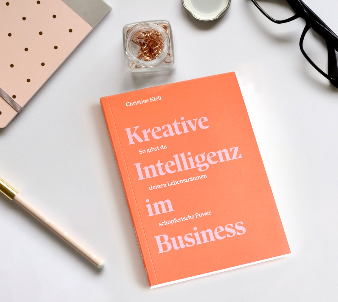Cover des Buches »Kreative Intelligenz im Business« auf dem Schreibtisch liegend