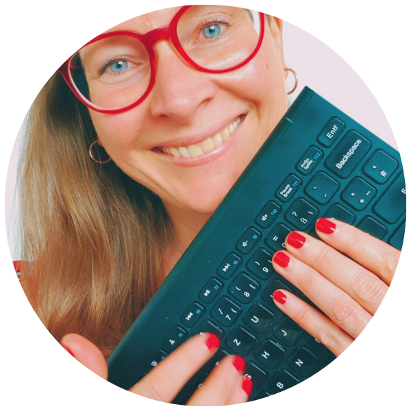 Stefanie-3 Mann mit Brille der konzentriert einen Text liest